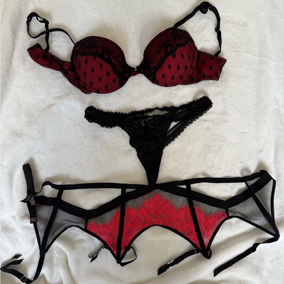 Red lingerie set with black lace - Oisha